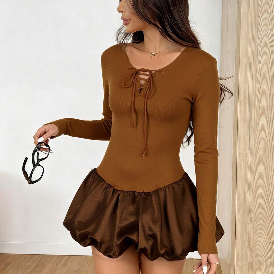 Vestido corto para mujer - Manga larga, corte ajustado en la parte superior y falda corta tipo burbuja, tejido de punto ribbed elástico en la parte superior y falda de satén brillante, detalle de cordón en el cuello - Estilo juvenil chic con toque dulce y audaz - Ideal para salidas casuales y citas en primavera y otoño - Caqui - Ver 1