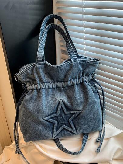 1 chiếc túi đeo vai bằng vải denim xanh bạc màu, họa tiết ngôi sao năm cánh, chức năng đựng đồ hàng ngày, khóa dây rút, phong cách thường ngày năng động, túi đeo chéo có dây rút, phù hợp cho đi dạo phố/đi làm của sinh viên.