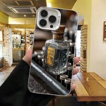 Cubierta de telefono con diseño de botella de licor negra con etiqueta dorada para iPhone 14 Pro Max elegante y moderna para uso diario en cafeterias y salones - Blanco - Ver 2