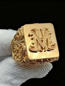 1枚优雅的金色方形戒指，饰有复古风格的浮雕草书字母“M”设计，适合追求个性化和高品质配饰的佩戴者。 - 金色 - 查看 9