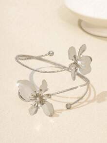 1件镂空花卉双头银合金手链，简约优雅时尚手链，适合作为母亲节礼物、派对、宴会和日常佩戴。 - 銀色時尚花臂環 - 查看 5