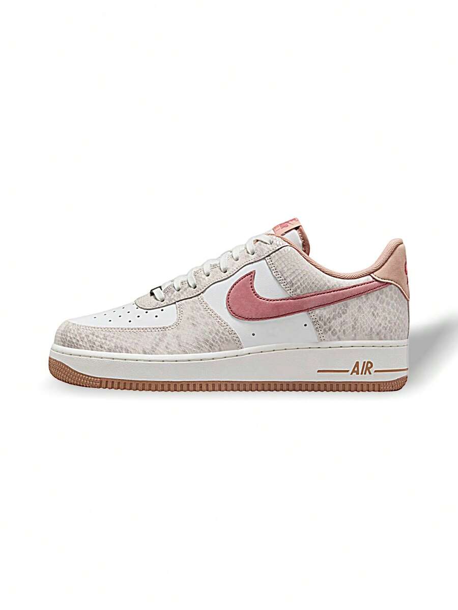 Nike 空军一号 07 LV8 EMB 男士运动鞋 吸汗透气保暖轻便百搭 纯色 Logo 弹性好 易洗速干 运动户外跑步上学日常穿着 浅白色/浅卡其色 HF2898-100 - 淺米白/淺卡其色 - 查看 1