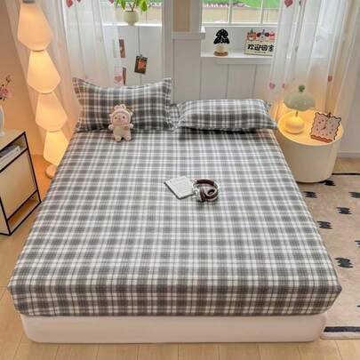 三件套床上用品，灰色格子图案，柔软舒适，包含1个床笠和2个枕套，不含填充物，适合宿舍、卧室、家庭使用，多种尺寸可选