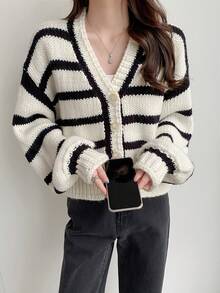 Vivid Style 女士 V 领撞色条纹宽松短款针织开衫，落肩喇叭袖，适合秋冬季、圣诞节、新年等场合穿着。 - 黑與白 - 查看 7