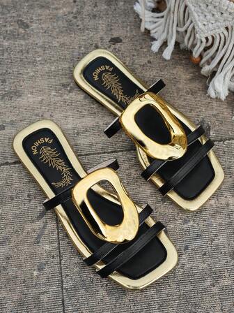 新款女士凉鞋，平底方头设计，搭配高端金色搭扣，套穿式，轻便舒适，百搭易配，适合居家、春夏户外、休闲、乡村度假、街头时尚、海滩等场合。