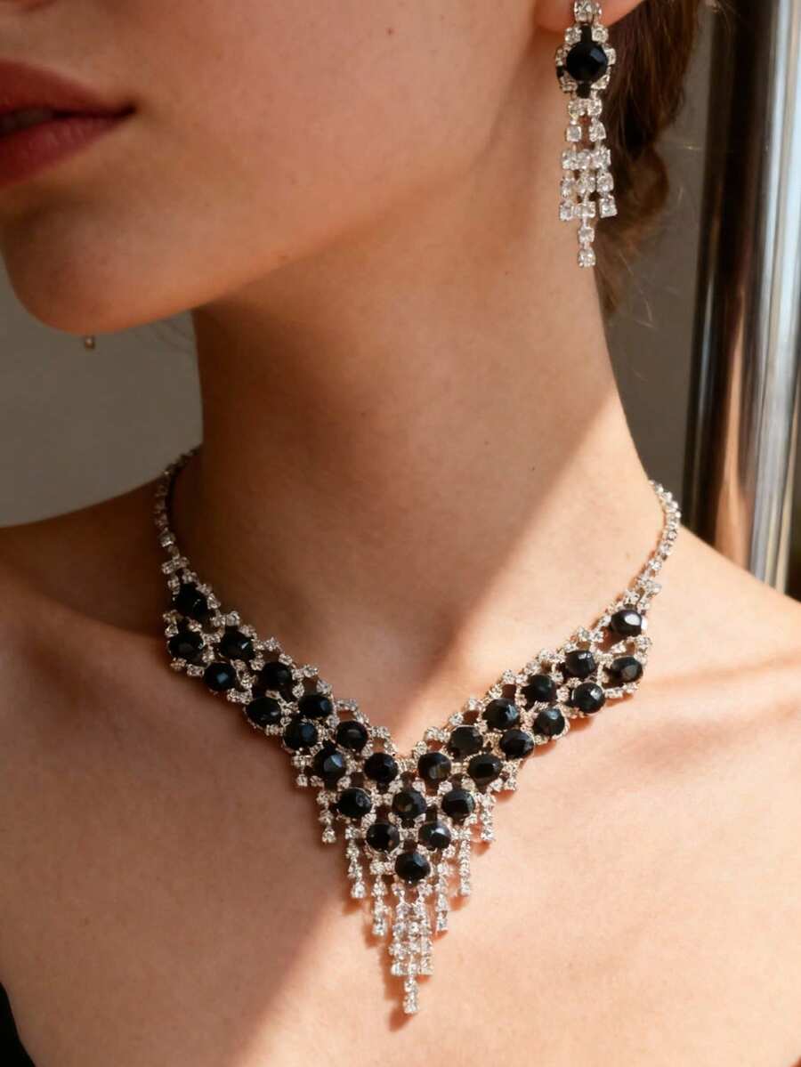 طقم مجوهرات أنيق من القلادة والأقراط المزينة بالأحجار الكريمة السوداء والشرابات، مناسب للنساء للارتداء في المناسبات الخاصة كالخطوبة والزفاف والحفلات الراقية وعيد الهالوين والكريسماس والأعياد، إكسسوارات فاخرة عالية الجودة - الأسود - مشاهدة 1