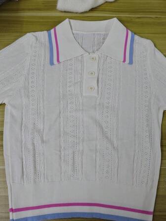 女士学院风短袖针织上衣 - 白色带蓝红条纹领口，孔眼细节，休闲夏季衬衫，适合休闲穿着