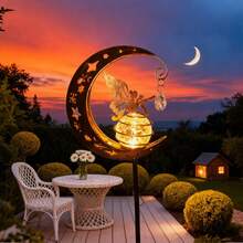 1 pieza Luz de jardín de arte de hierro con hada pateando la luna alimentada por energía solar, luz LED cálida para el patio, el césped, el parque - Patada de hada - Ver 1