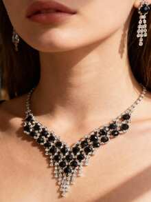 طقم مجوهرات أنيق من القلادة والأقراط المزينة بالأحجار الكريمة السوداء والشرابات، مناسب للنساء للارتداء في المناسبات الخاصة كالخطوبة والزفاف والحفلات الراقية وعيد الهالوين والكريسماس والأعياد، إكسسوارات فاخرة عالية الجودة - الأسود - مشاهدة 2