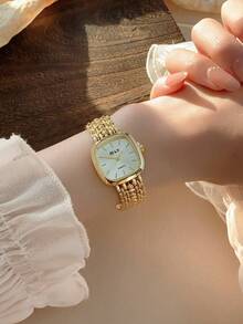 这款金色方形女士石英表精致时尚，是日常搭配、馈赠亲友和聚会的完美之选。 - 金色 - 查看 3