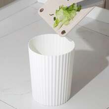 简约圆形家用垃圾桶，塑料废纸篓，现代加厚无盖压环大容量塑料垃圾桶，适用于客厅、卧室、厨房等场所，也适用于浴室、厨房、卧室、家庭办公室、大学宿舍等场所。