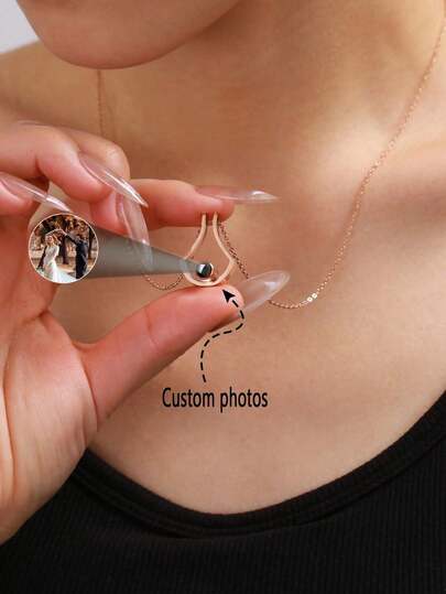 1PC Customized Stainless Steel Projection Necklace, Customized Color Photo Projection Necklace, Stainless Steel Projection Photo Collarbone Chain For Ladies, Commemorative Group Photo Necklace, Valentine's Day Customized Gift, For Girlfriends, Girlfriends, Bridesmaids Gifts