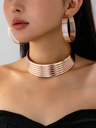 Set de 3 piezas con collar gargantilla y aretes geométricos de metal con tono dorado exagerado