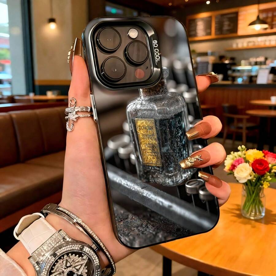 Cubierta de telefono con diseño de botella de licor negra con etiqueta dorada para iPhone 14 Pro Max elegante y moderna para uso diario en cafeterias y salones - Blanco - Ver 1