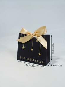 10个优雅的开斋节礼品袋，饰有金色星星吊坠和缎带蝴蝶结，是斋月和开斋节的优质礼品袋，可用于盛装椰枣、糖果、巧克力、小礼物、派对礼品、家庭聚会、节日小吃，也是穆斯林庆祝活动的装饰包装。结实的纸袋非常适合精品礼品、节日餐桌布置和特殊场合的礼品包装。 - 11.5X4.5X10cm - 查看 10