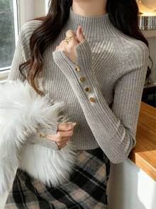 女式卡其色高领毛衣，金属纽扣装饰，温暖针织上衣，适合分层穿着，适合通勤和日常穿着，秋冬