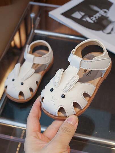 1 Pair Of Girls' Sandals, Featuring A Cartoon Rabbit Hollow-Out Design, Made Of PU Leather Material, Comfortable And Anti-Slip, With A Closed-Toe Low-Cut Design, Equipped With A Hook And Loop Strap, And A Flat Heel Style. These Sandals Embody A Childlike And Cute Style, Perfect For Daily Street Wear And Summer Fun
