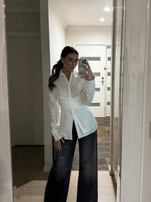 Camisa de Manga Longa Solta e Irregular, Top com Amarração Frontal Falsa em Camadas, Adequada para Trabalho, Negócios, Uso Casual, Top Branca de Manga Longa Elegante com Botão e Gola Clássica de Top, Bainha Assimétrica e Detalhe Anodado, Top de Manga Longa Branca de Poliéster, Camiseta Interna