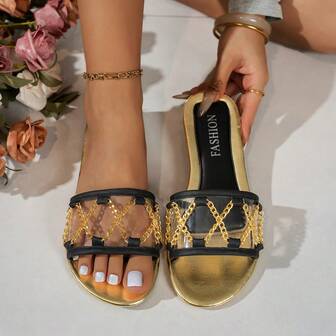 1双女士时尚平底凉鞋，黑金撞色设计，适合户外、海滩、派对、休闲、居家等各种场合。