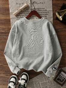 一件青少年男童纽约印花圆领保暖套头卫衣，适合年轻学生休闲长袖上衣，适合运动、休闲、日常穿着，百搭，也适合学习、街头风格，秋冬季穿着。