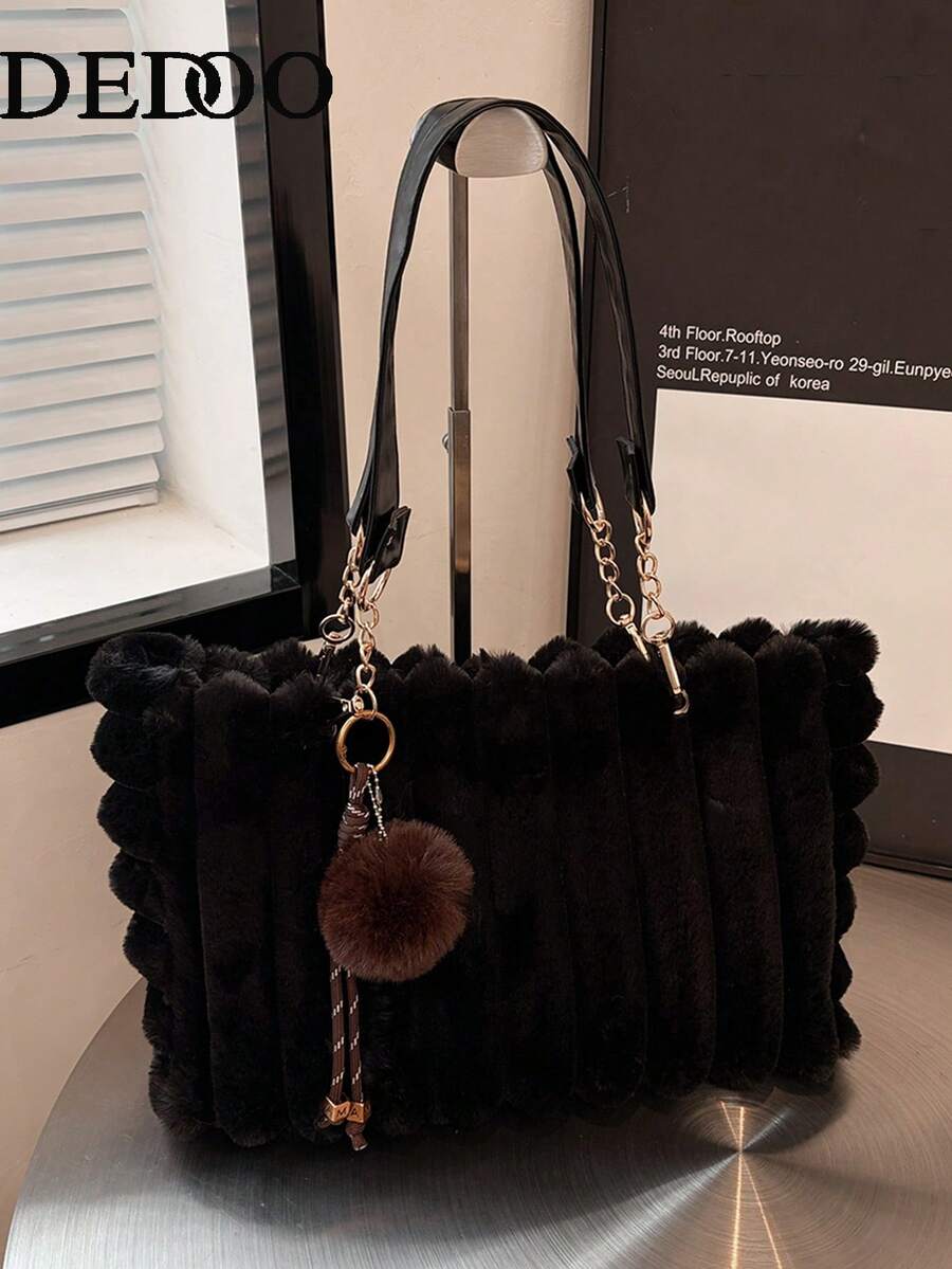 1 chiếc túi tote lớn có khóa kéo, chất liệu nhung mềm mại. Chiếc túi tote này được thiết kế với chất liệu nhung cao cấp và đi kèm với một dây xích thời trang. Đây là mẫu túi mới cho mùa Thu/Đông, rất phù hợp cho phụ nữ sử dụng hàng ngày. - màu đen - Xem 1