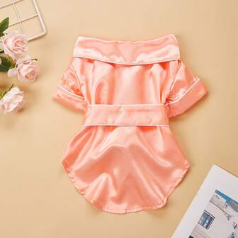 一件纯色手工罗纹腰带舒适宠物浴袍，适合猫狗，四季皆宜，可作家居服或圣诞装饰。