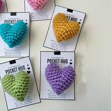 Abrazo de bolsillo de ganchillo hecho a mano - Regalo perfecto para amantes a larga distancia, cumpleaños, damas de honor y Día de San Valentín - Multicolor - Ver 11