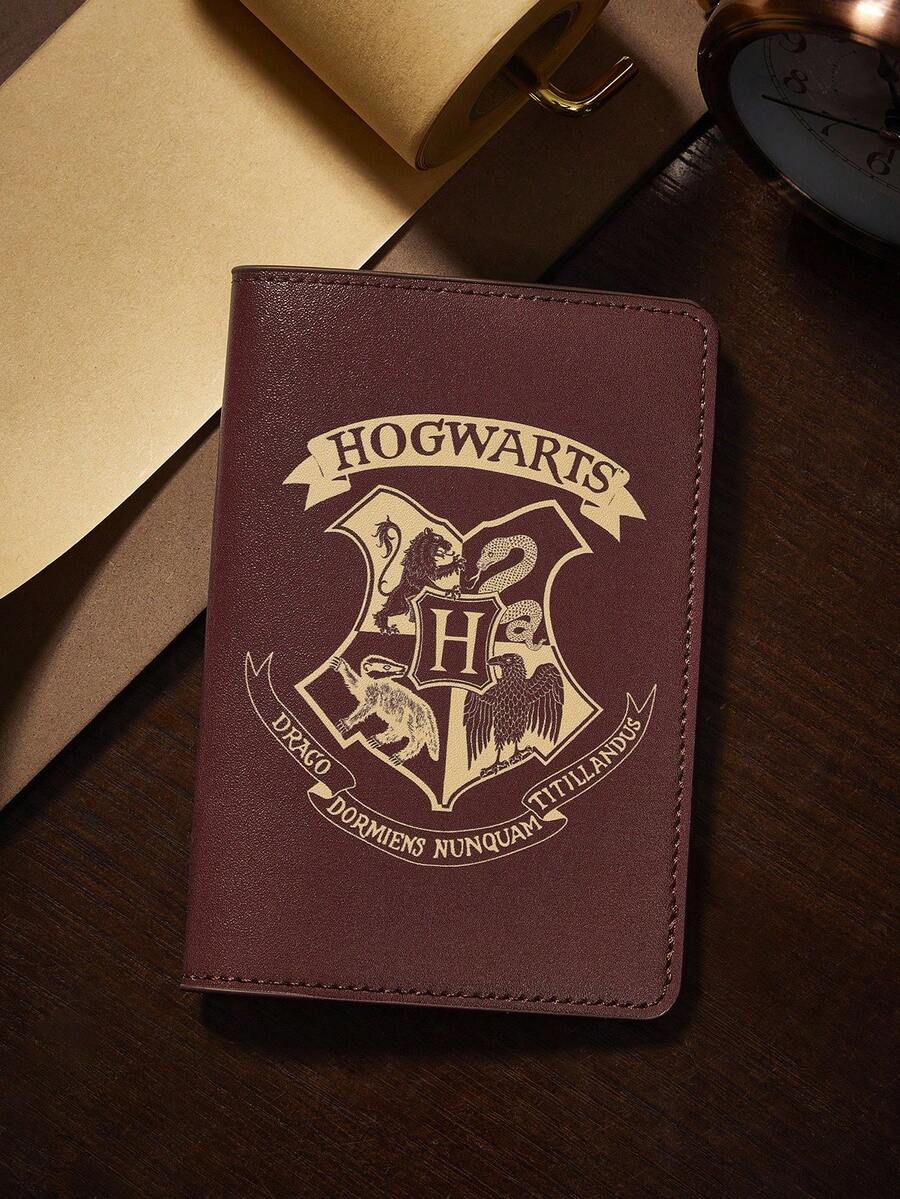 HARRY POTTER X SHEIN 大学徽章及字母印花PU护照夹，礼物，返校季，假期 - 棕色 - 查看 1