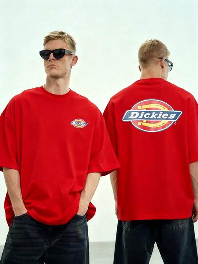 Símbolo icónico de la marca Dickies que transmite autenticidad espíritu trabajador y actitud urbana con colores vibrantes y formas dinámicas presentes en ambas caras camiseta de hombre 100% algodón de alta calidad suave y cómoda ideal para uso diario