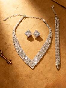 مجموعة مجوهرات فاخرة وأنيقة تشمل سوار وأقراط وقلادة، مناسبة للنساء للارتداء في المناسبات الخاصة مثل الخطوبة والزفاف والحفلات الراقية وعيد الهالوين والكريسماس والعطلات