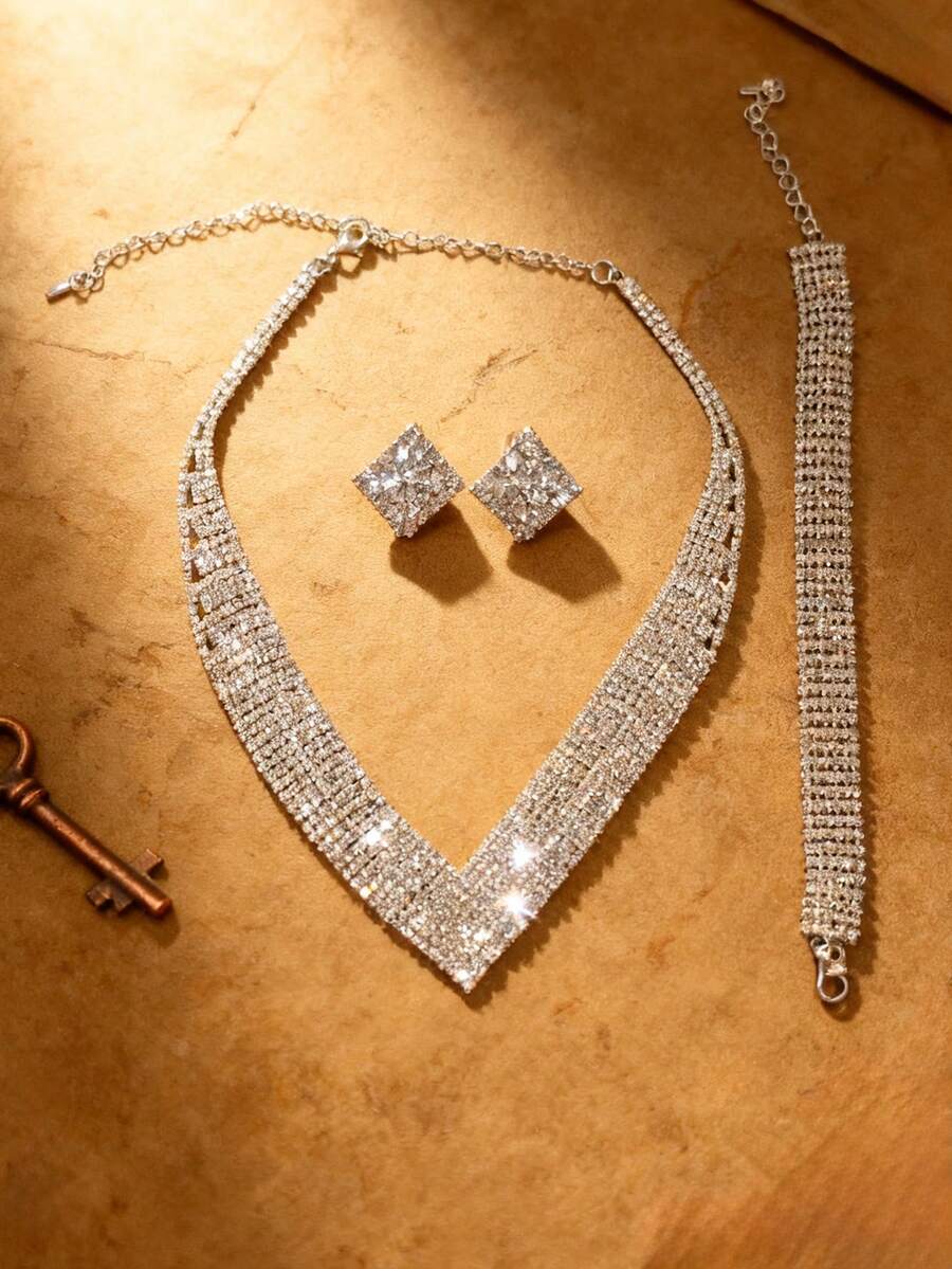 مجموعة مجوهرات فاخرة وأنيقة تشمل سوار وأقراط وقلادة، مناسبة للنساء للارتداء في المناسبات الخاصة مثل الخطوبة والزفاف والحفلات الراقية وعيد الهالوين والكريسماس والعطلات