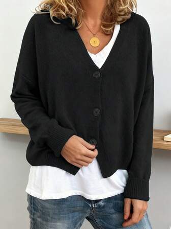 Dammode med V-ringning och knappar, kofta, avslappnad långärmad, minimalistisk stil, lämplig för ytterkläder, avslappnad och rustik atmosfär, höst/vinter