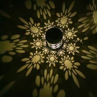 这款太阳能菊花造型装饰户外投影台灯，可用作太阳能花园装饰、户外太阳能台阶灯和吊灯，适用于室内外各种场所，例如花园、庭院、门廊、露台和台阶。它是圣诞节、情人节、生日派对和其他节日庆典的理想装饰品，也是节日购物者和送礼者的绝佳选择。