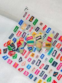 Ein retro-amerikanischer Nagel-Aufkleber mit erhabener Textur, Y2K-Collagen-Stil, mit bunten Textfragmenten, alltäglicher Umgangssprache, Internet-Schlagwörtern und anderen Elementen, geeignet für persönliches DIY und die Erstellung eines retro-Subkultur-Nagellook - Verschiedenfarbig - Übersicht 2