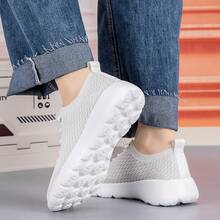 男士新款轻便透气网面运动鞋，米色时尚休闲鞋，舒适大码男士乐福鞋