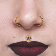 1 pieza Giga Piercing de titanio ASTM F136 de 16G con mini cuentas, pendiente sin rosca con flor de circonita cúbica en la parte posterior plana para tragus, cartílago, hélice, concha y nariz para mujeres, clásico - Dorado - Ver 7