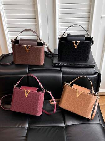 Denna moderna, klassiska leopardmönstrade handväska med magnetisk stängning och matt finish är ett elegant och sofistikerat val för vardagligt bruk. Den är perfekt för shopping, pendling och vanliga vardagssysslor, och är dessutom en underbar present.