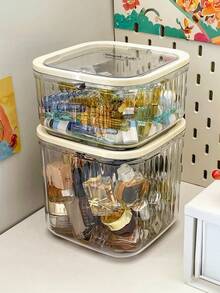 1个透明桌面收纳盒，桌面展示收纳盒，创意按压式开盖设计，适合存放化妆品、文具、玩具、杂物等。