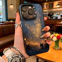 Cubierta de telefono con diseño de cielo estrellado azul oscuro con pareja caminando en la noche para iPhone 14 Pro Max estilo elegante para uso diario y eventos sociales - Blanco - Ver 3