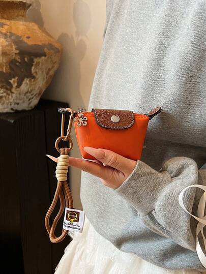 1个撞色饺子零钱包，女士零钱包包装饰，可挂在多种颜色的包包上，也可作为小礼物送给闺蜜。女士钱包、手拿包、零钱包、包包挂饰、零钱包、女士钱包、手拿包、钱包配件