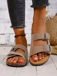 Màu be nhẹ nhàng, cảm giác thoải mái, thiết kế khóa đôi thời trang dễ dàng điều chỉnh, đế giày mềm mại mang lại cảm giác như đang đi trên mây, cực kỳ thoải mái khi mang hàng ngày, khi đi chơi ở nhà hoặc đi dạo. Ngoài ra còn có màu hồng, đen và xanh để bạn lựa chọn. - Màu Khaki - Xem 15