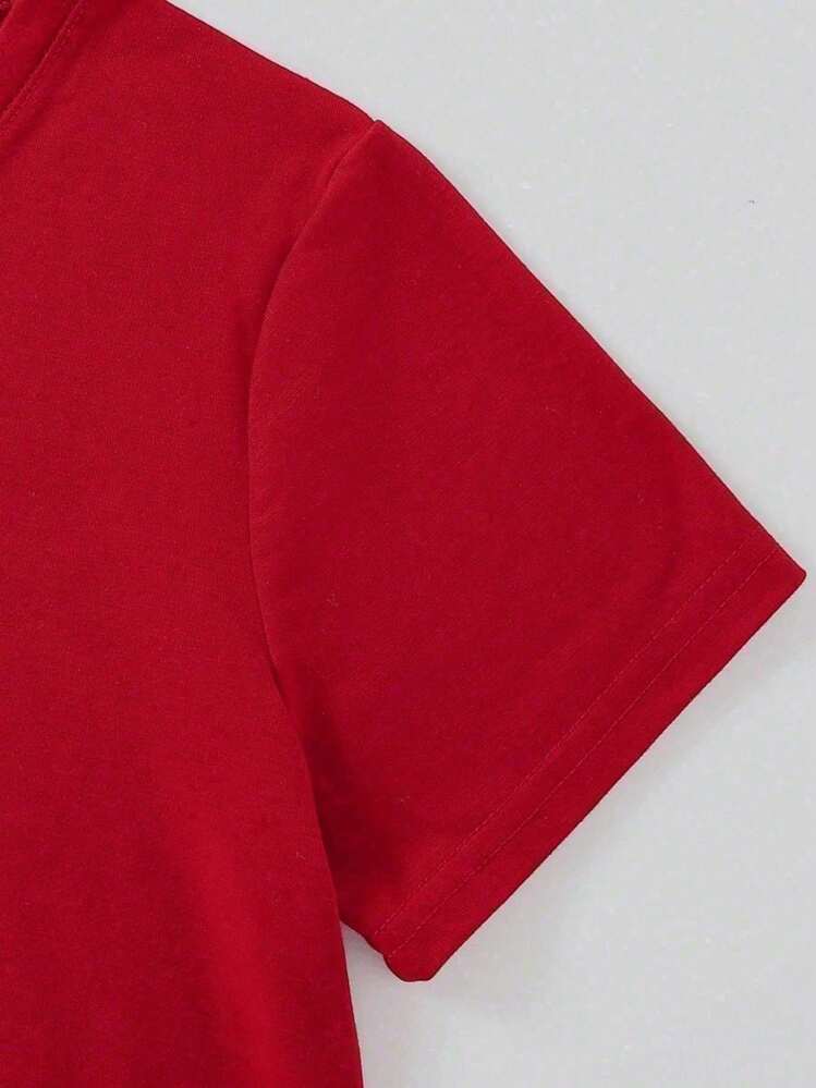 Corazones que evocan romanticismo uno con patrón de cuadros otro con manchas de leopardo y uno brillante simbolizan amor y afecto camiseta de hombre ideal para expresar tus sentimientos con un toque moderno y atrevido camiseta de hombre 100% algodón con estilo juvenil. - Rojo - Añade 4