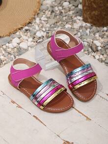 Un par de sandalias de metal con rayas de colores brillantes para niños, diseño multicolor, de moda, elegantes, casuales y cómodas. Es una excelente opción para salidas diarias, vida escolar, paseos por la playa, visitas al parque y compras en centros comerciales. Se puede combinar fácilmente con todo tipo de ropa infantil. - Multicolor - Ver 5