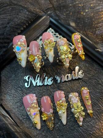 10 piezas Juego de uñas de tacón, Accesorios de uñas hechos a mano con corazones 3D y bolas de acero con piedras rhinestone y mariposas y flores, Uñas francesas rosa y blanco, Patrones geométricos dibujados en metal dorado, Juego de arte de uñas estilo Y2K adecuado para mujeres para uso diario, fiestas, Año Nuevo (Incluye un trozo de pegamento de gelatina y una tira de fricción) Suministros para uñas