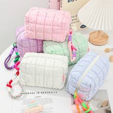 这款马卡龙色化妆包采用便捷的提手设计，非常适合旅行携带。它由柔软的绗缝泡沫面料制成，空间宽敞，并配有时尚的拉链和格子图案。这款便携式化妆包包含一个抽绳和一个可爱的零钱包，还可以用作珠宝收纳包、化妆刷收纳包和口红收纳包。 - 彩色 - 查看 2