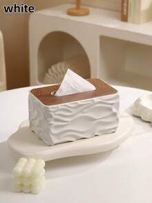 1 علبة مناديل أنيقة بطراز نوردي مع تصميم جمالي عصري. تتميز بسطح موجي وغطاء خشبي، وتوفر تخزين مناديل بسعة وحجم كبير كحامل مناديل على المكتب. مناسبة للحمامات وطاولات الطعام ومكاتب المكاتب وغرف المعيشة والمطاعم الراقية والمقاهي والصالات - مثالية كهدية لتدشين المنزل أو عيد ميلاد أو عيد ميلاد لأفراد العائلة والأصدقاء.