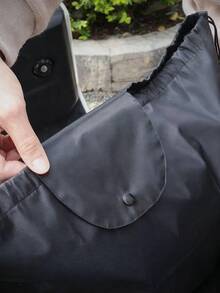 防水摩托车头盔收纳袋 – 大容量便携包，适用于全盔和半盔，也适用于电动滑板车和电动自行车骑行者 – 耐用牛津布面料，带按扣和提手设计 – 便携式防尘罩，适用于摩托车、自行车、滑雪头盔