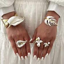 سوار أنيق أبيض مطلي بالذهب والأبيض بتصميم زهرة التوليب، سوار مرن وأنيق مفتوح للنساء، تصميم ذهبي أنيق مناسب للارتداء اليومي والحفلات - الذهبي - مشاهدة 7