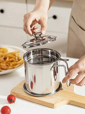 1个不锈钢过滤油壶，家用过滤油储罐，带盖过滤网和底座的过滤油壶，厨房过滤油罐神器，防烫过滤油罐，炸鸡，炸鸡块，炸鸡，炒米粉