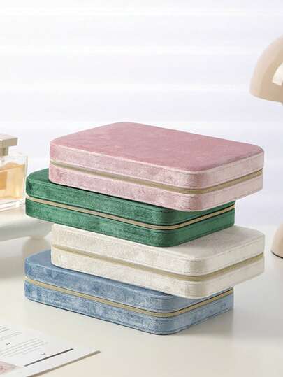 粉色天鹅绒首饰盒，大容量首饰收纳盒，配有2个可拆卸隔板，适合展示耳环、戒指、手镯、项链、珠宝、发饰及其他配饰。是送给女友、女孩的理想节日或生日礼物，也是母亲节惊喜之选。亦可作为房间装饰。